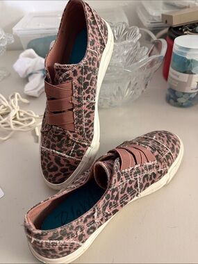 Blowfish Malibu slip on tennis shoes size 7.5